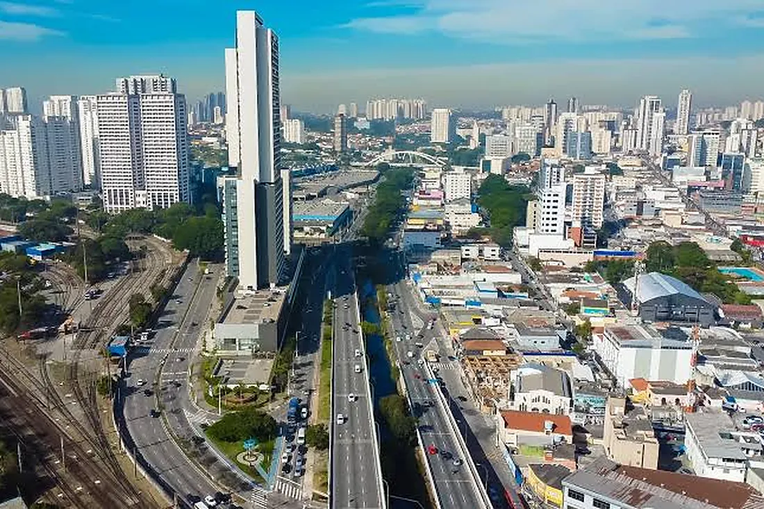 Vista aérea de Osasco, com os prédios do centro, a linha do trem e a avenida elevada cortando a cidade