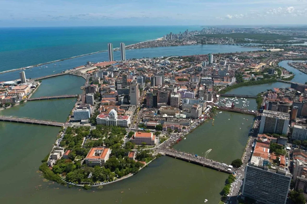Bairro do Recife visto do alto, com as pontes sobre os rios, o centro histórico e as torres à beira-mar