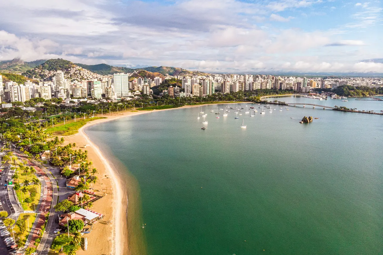 Curva da Jurema em Vitória vista do alto, com a praia, os veleiros ancorados e os prédios da orla