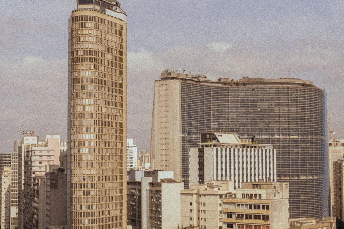 Arranha-céus do centro de São Paulo ao fim da tarde, com o Edifício Copan e suas linhas curvas em destaque