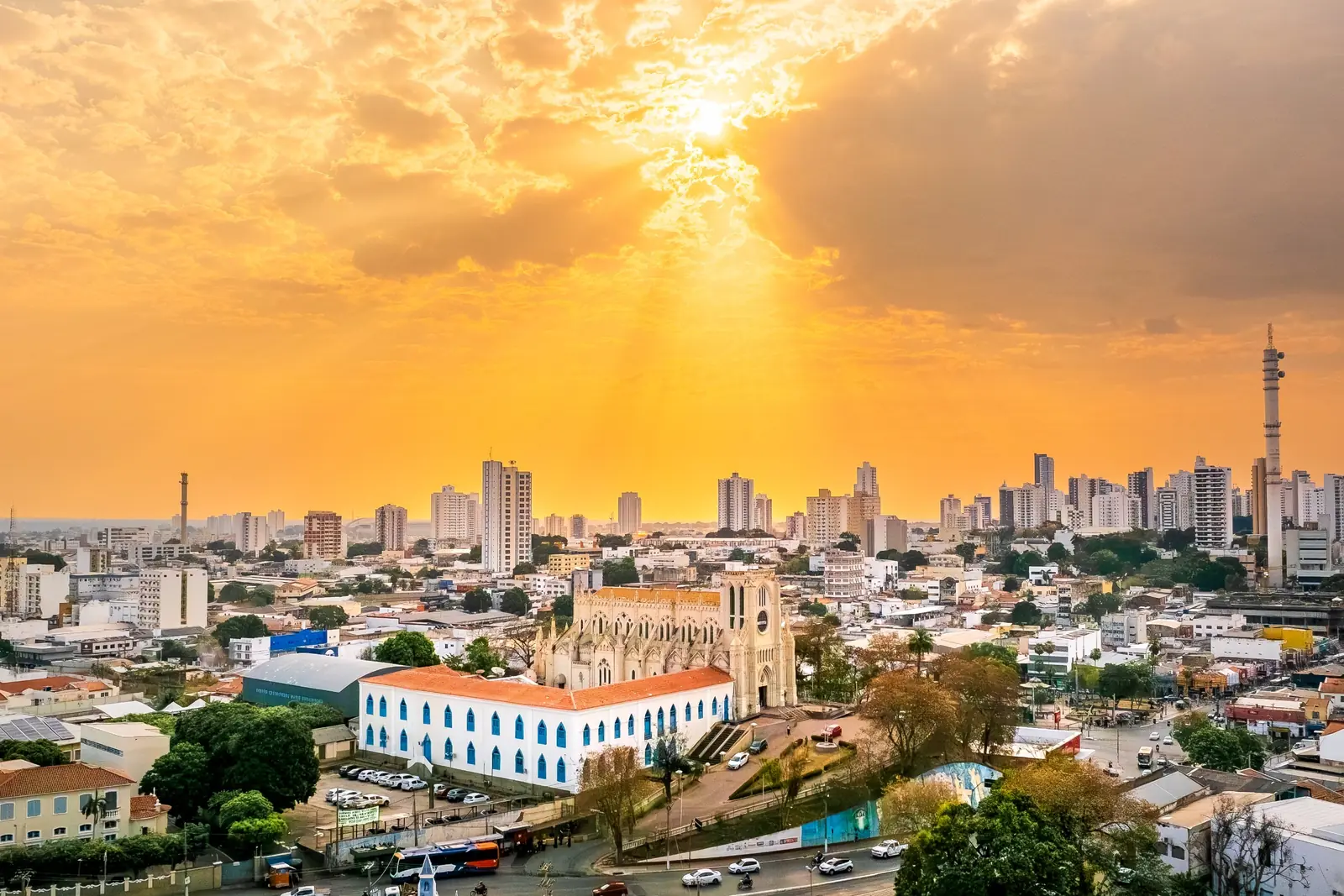 Igreja do Rosário e São Benedito em Cuiabá ao pôr do sol, com o skyline da cidade ao fundo
