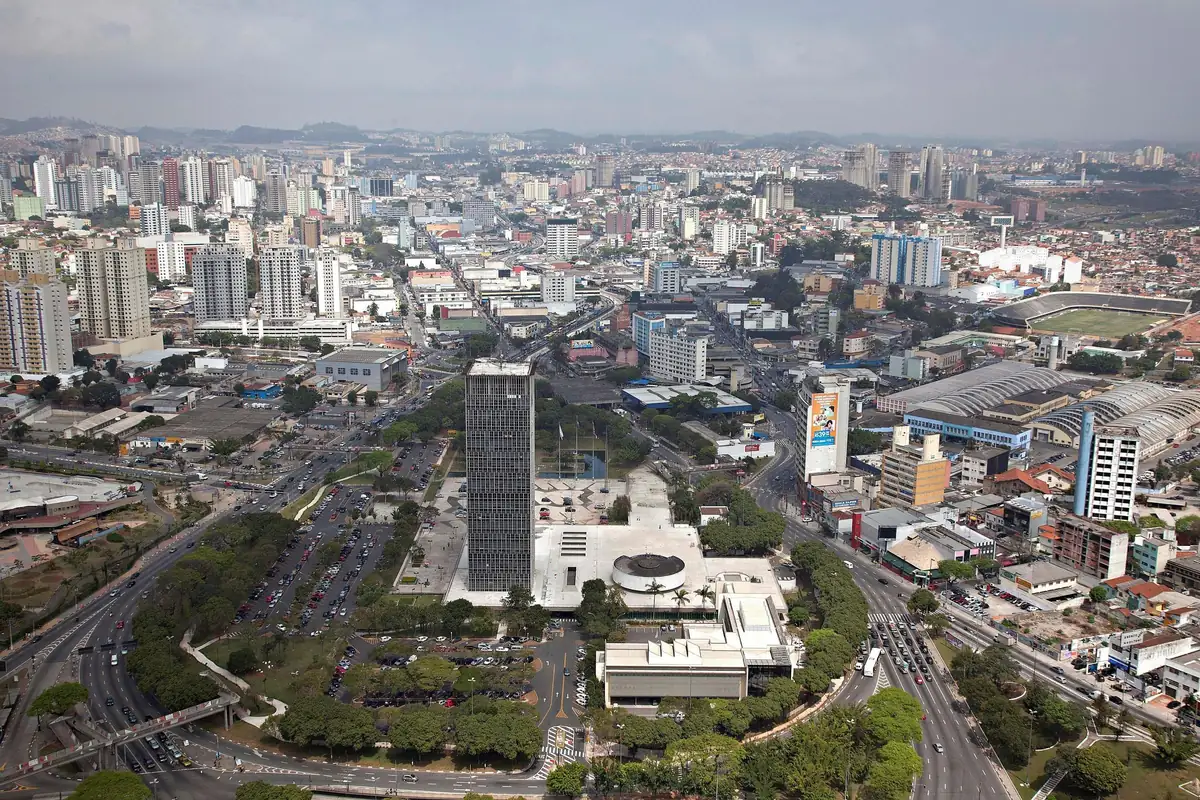 Vista aérea de São Bernardo do Campo, com a torre do Paço Municipal em primeiro plano e a cidade ao fundo