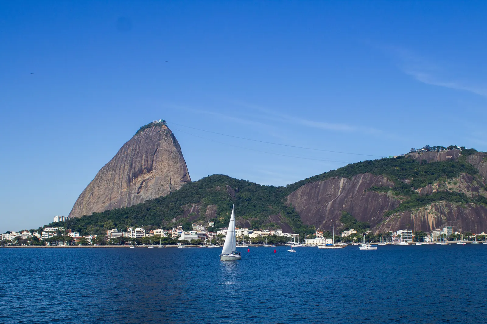 Pão de Açúcar e morro da Urca vistos da Baía de Botafogo, no Rio de Janeiro, com um veleiro em primeiro plano