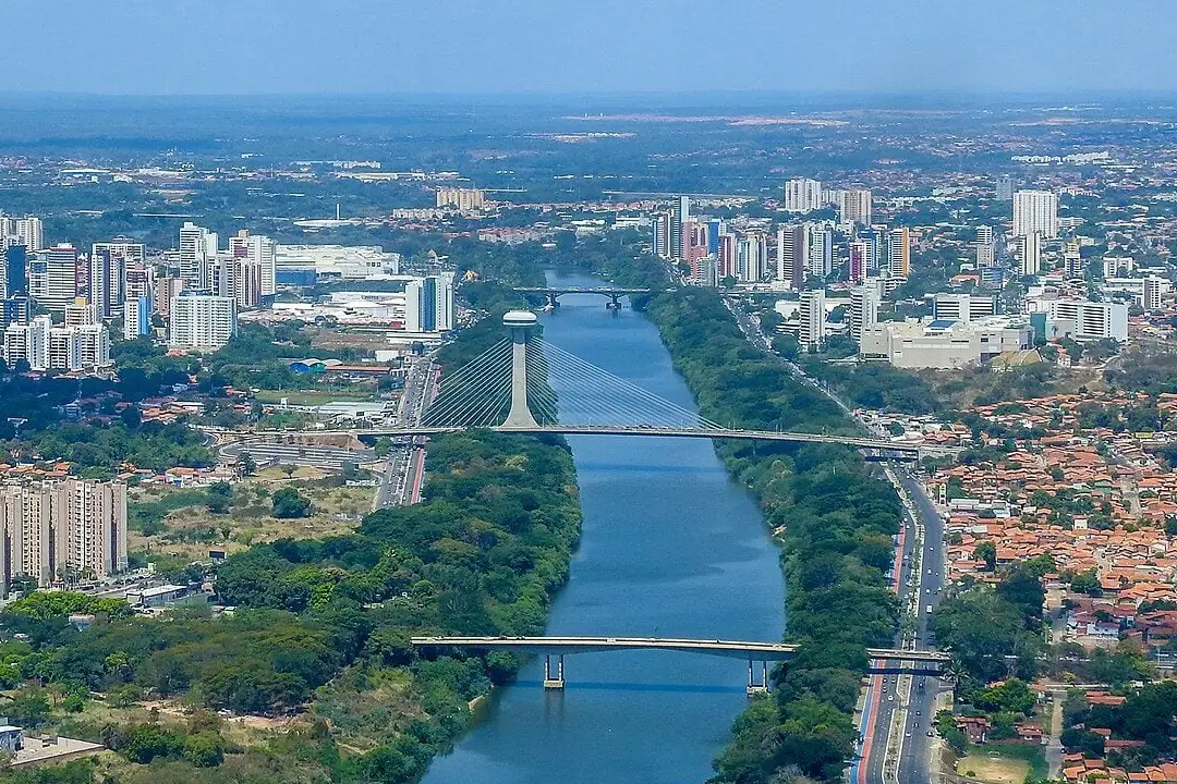 Ponte Estaiada sobre o rio Poti em Teresina, com os bairros e os prédios da cidade nas duas margens
