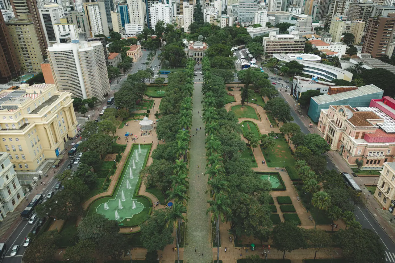 Vista aérea da Praça da Liberdade em Belo Horizonte, com as fontes, a alameda de palmeiras e o Palácio da Liberdade ao fundo