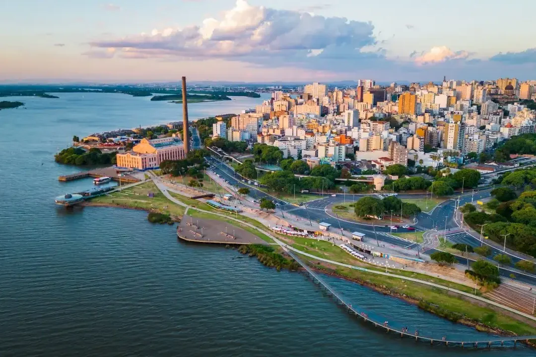 Usina do Gasômetro na orla do Guaíba, em Porto Alegre, ao fim da tarde